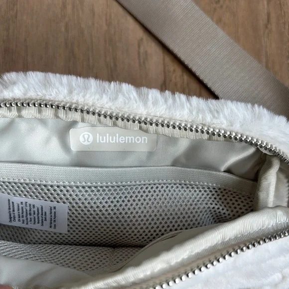 NWOT Lululemon Everywhere Belt Bag Plush Fleece Bone Silver - Picture 6 of 8